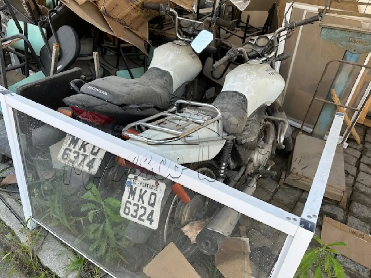 LOTE 004 - Motocicleta