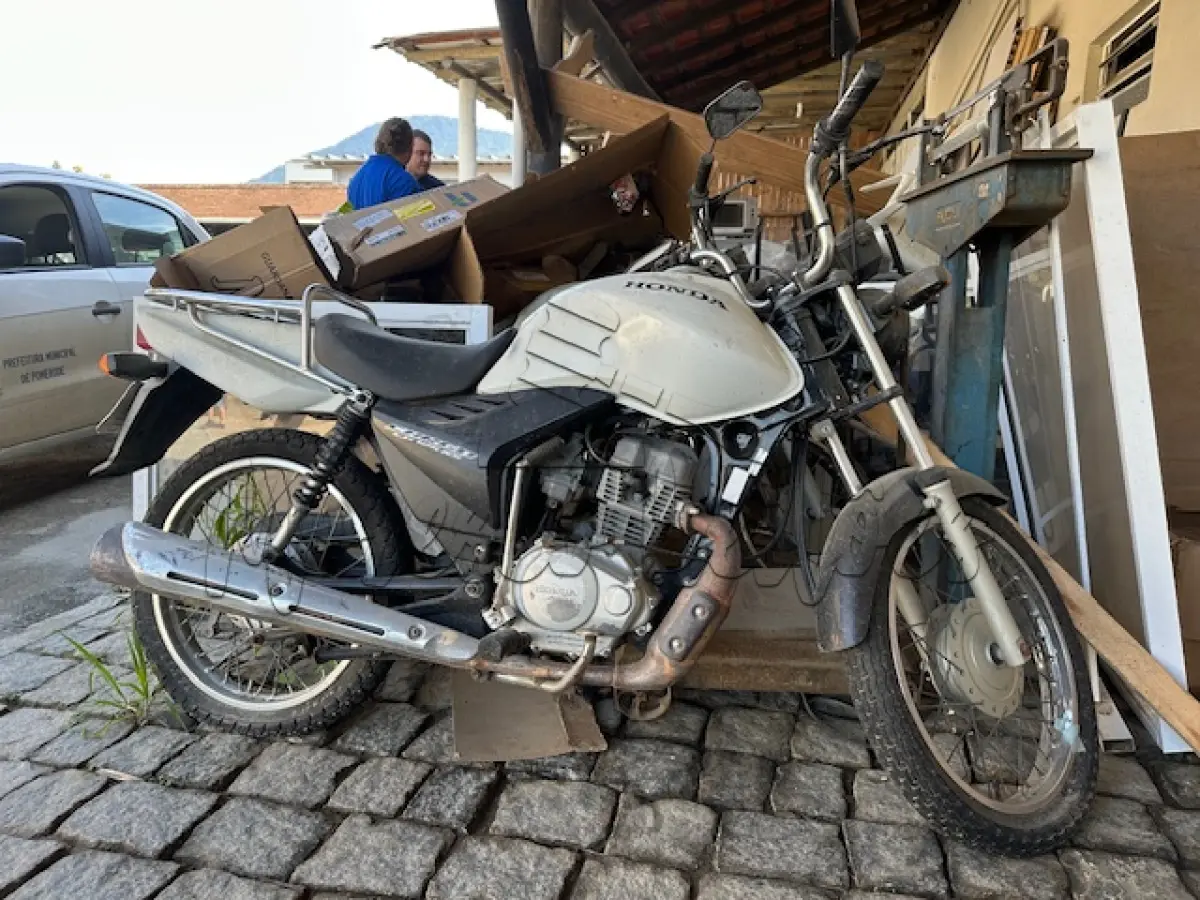 LOTE 003 - Motocicleta