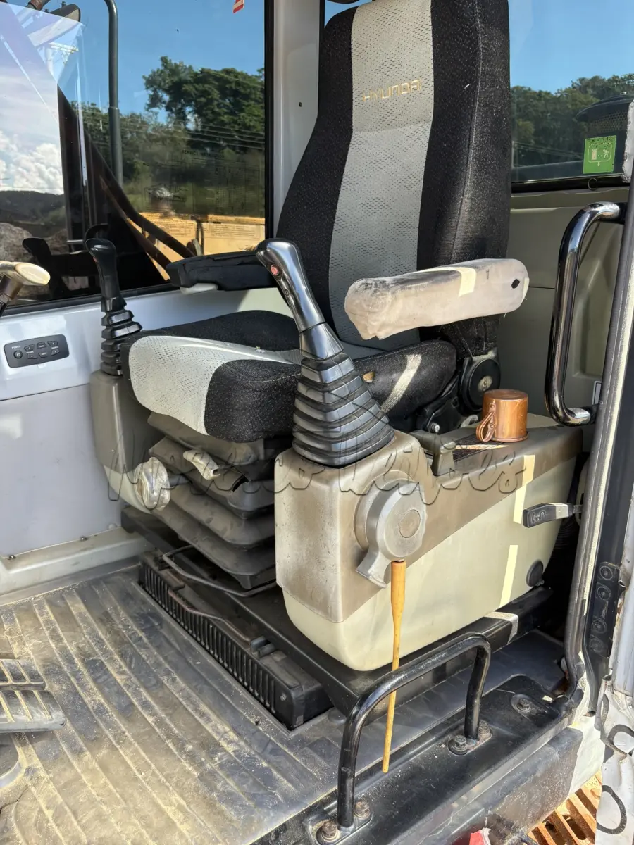 LOTE 007 - Escavadeira