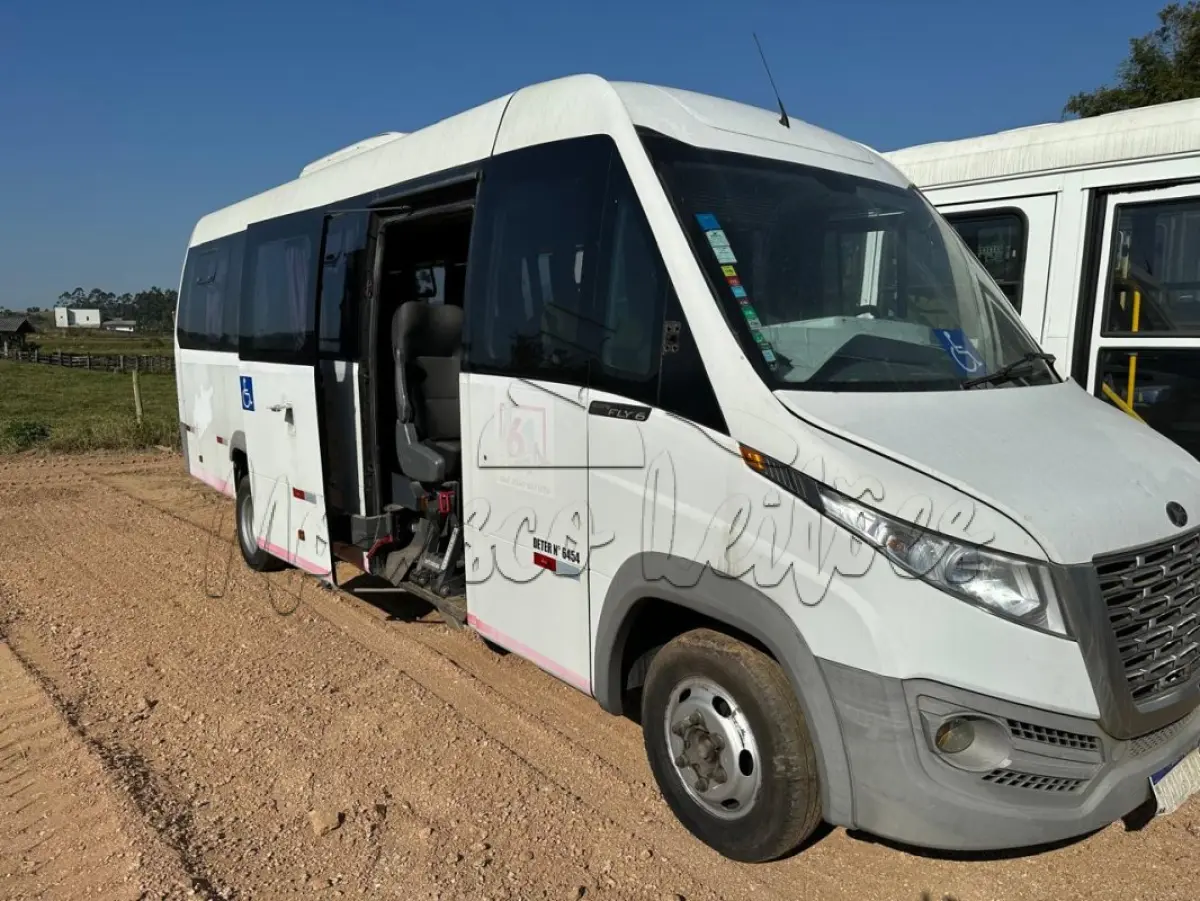 LOTE 008 - Microônibus