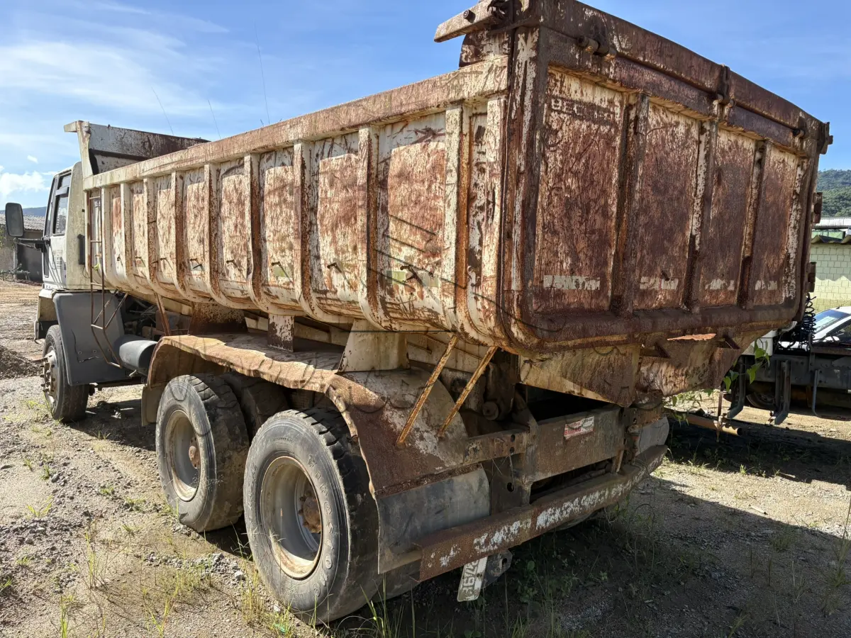 LOTE 005 - Caminhão