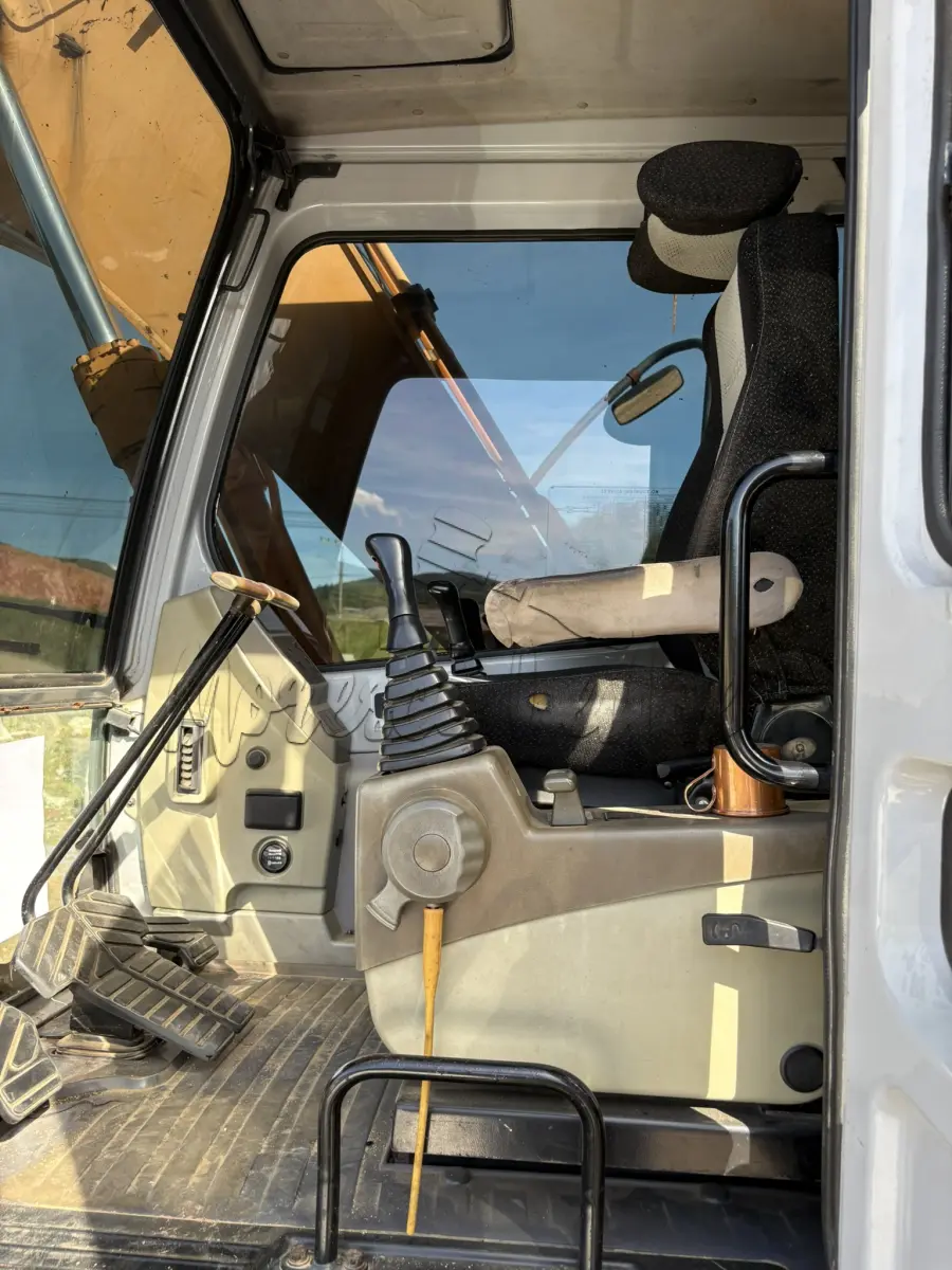 LOTE 007 - Escavadeira