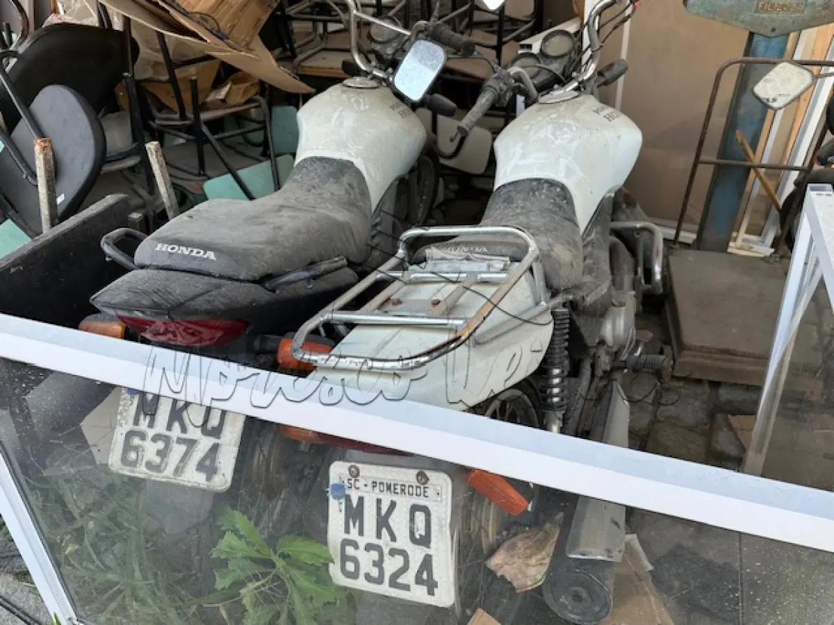 LOTE 006 - Motocicleta