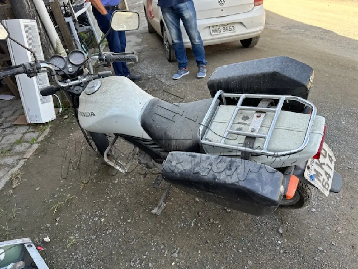 LOTE 005 - Motocicleta