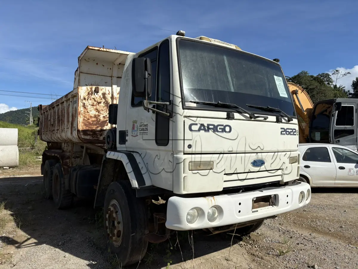 LOTE 005 - Caminhão