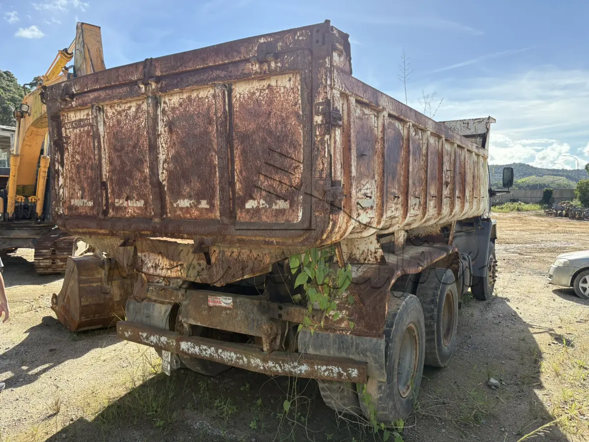 LOTE 005 - Caminhão