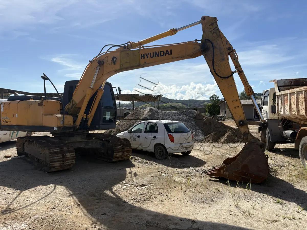 LOTE 007 - Escavadeira