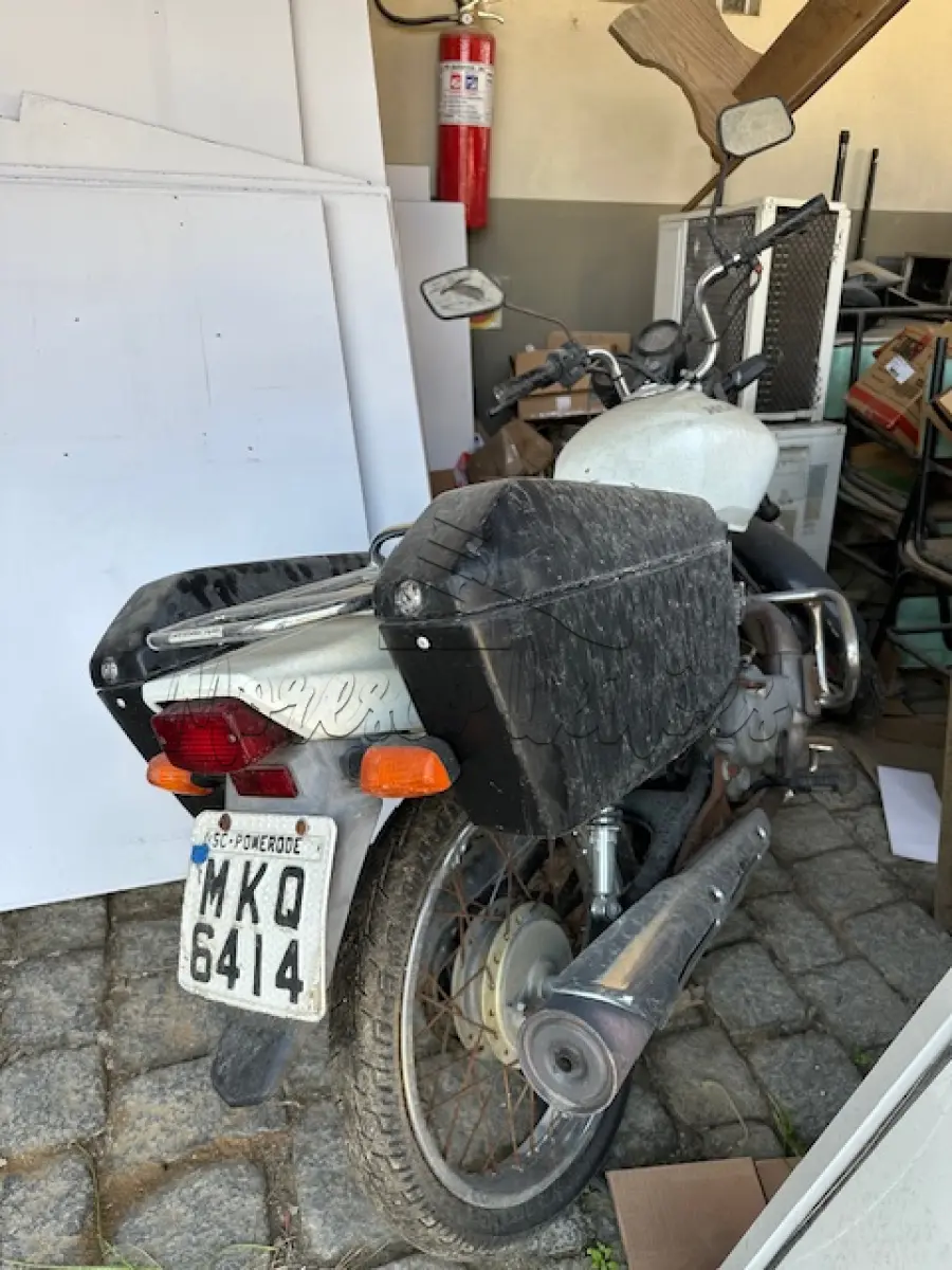 LOTE 005 - Motocicleta