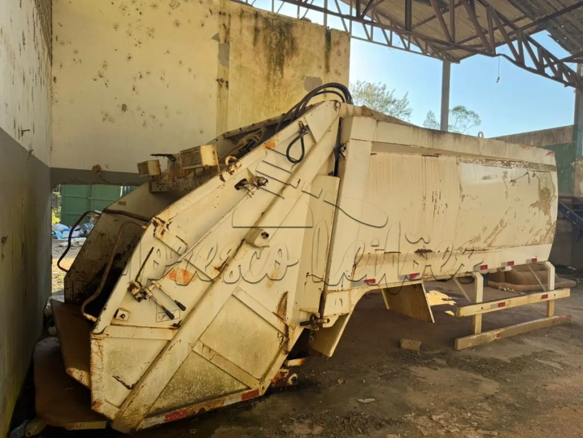 LOTE 029 - Compactador de lixo