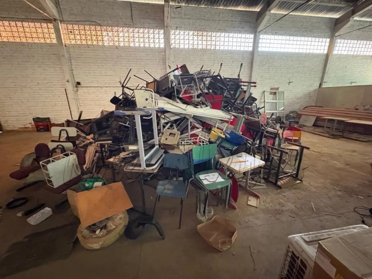 LOTE 031 - Mobiliários