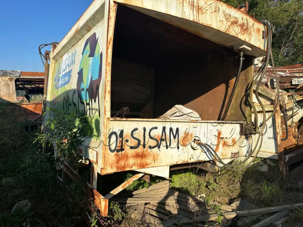 LOTE 028 - Compactador de Lixo