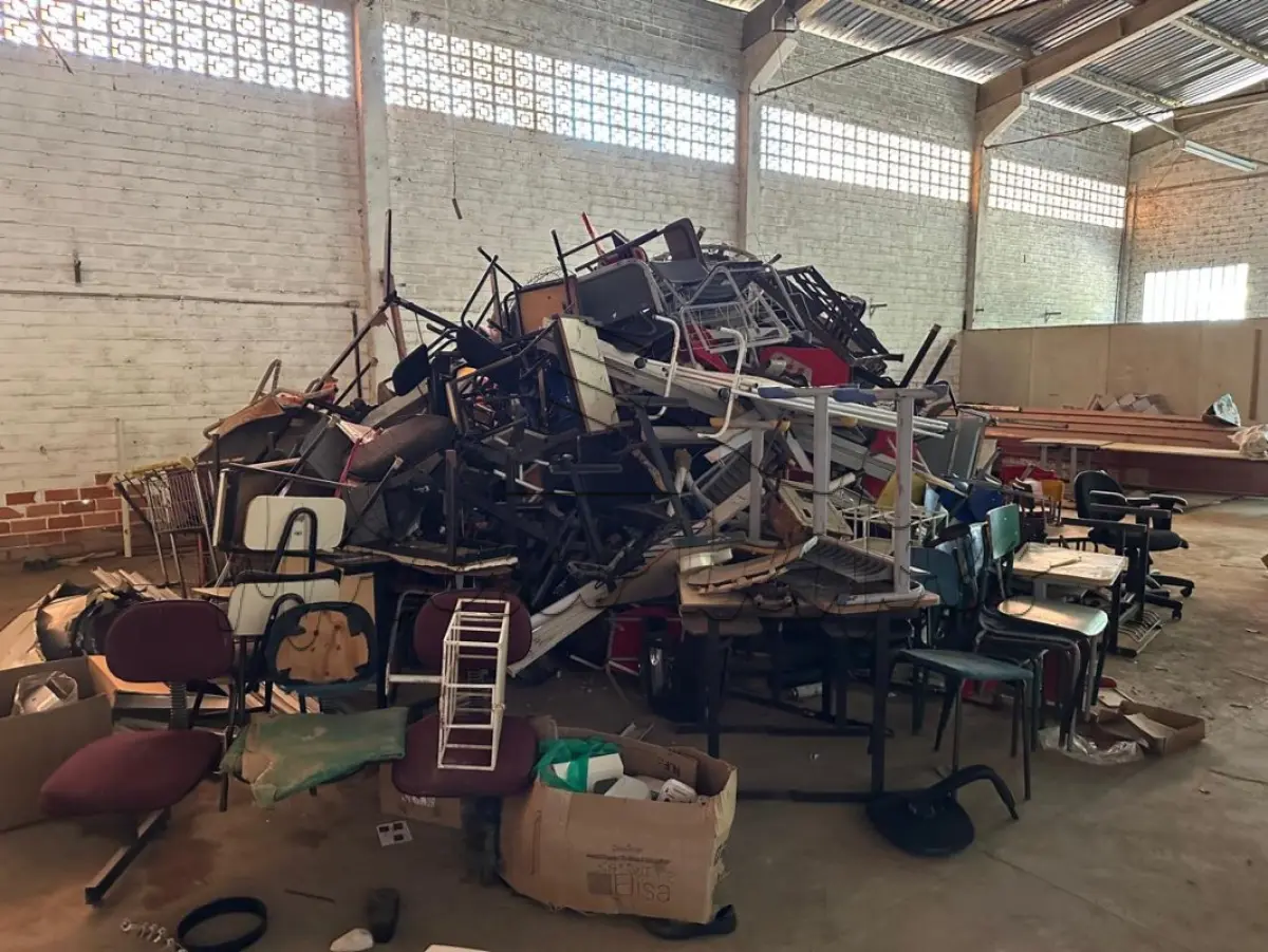 LOTE 031 - Mobiliários