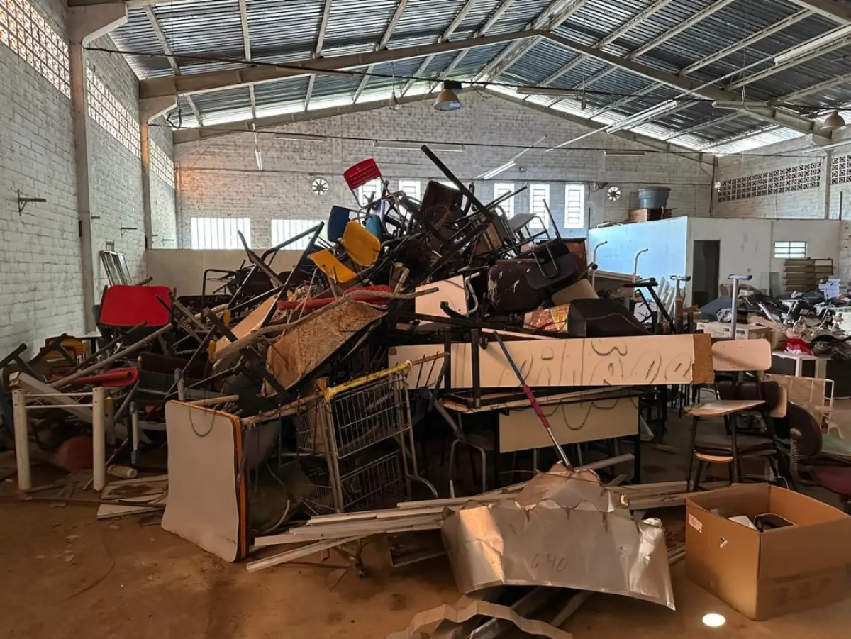 LOTE 031 - Mobiliários