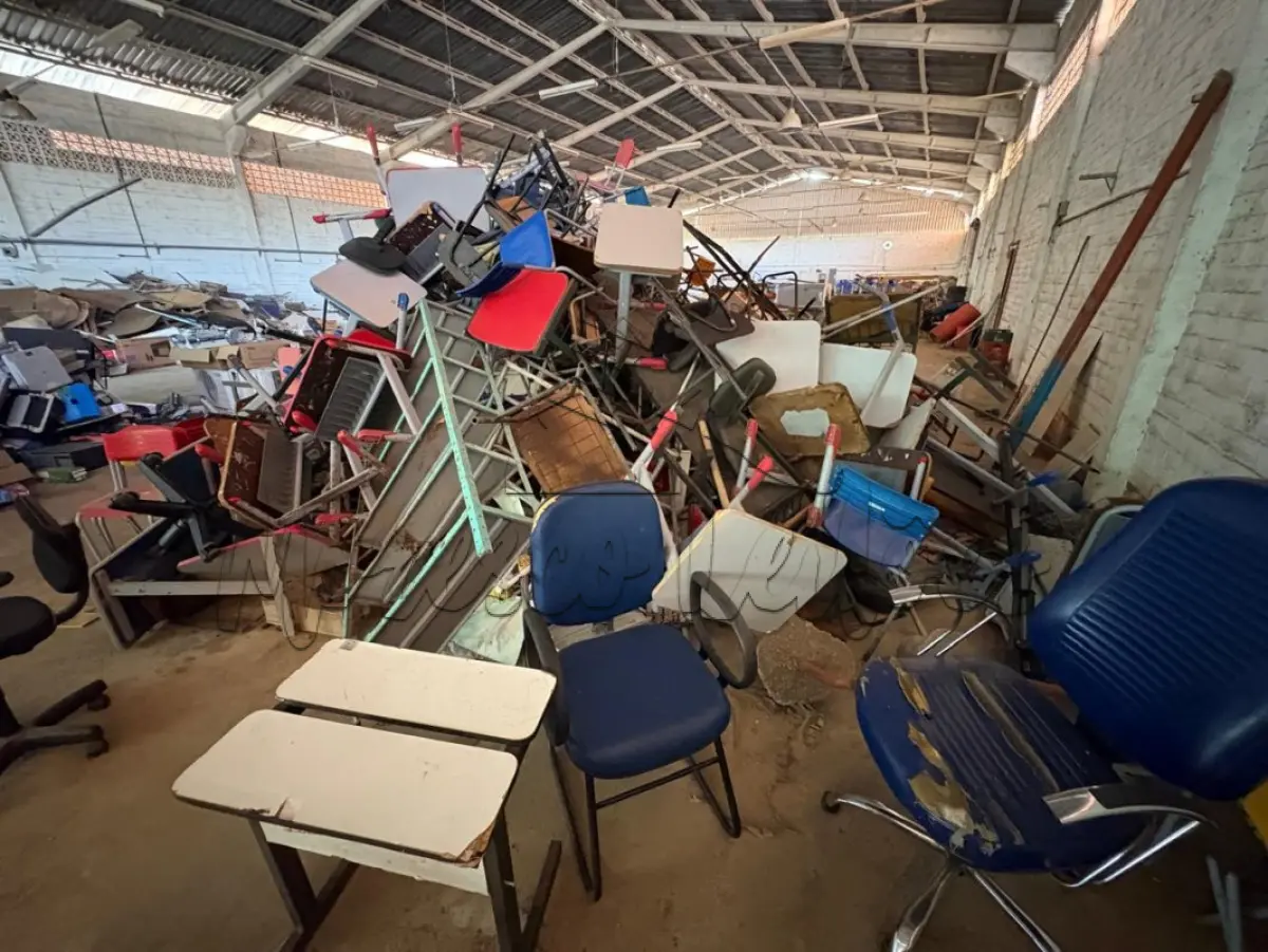 LOTE 031 - Mobiliários