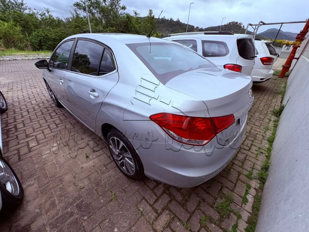 LOTE 003 - Automóvel