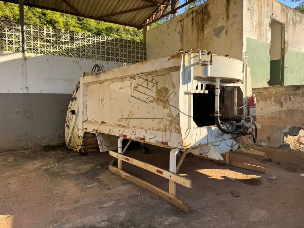 LOTE 029 - Compactador de lixo