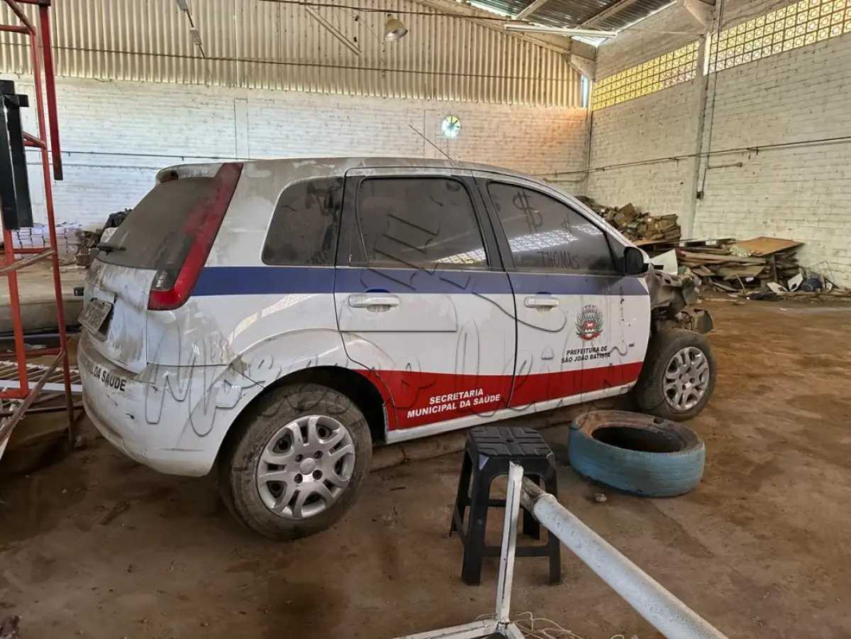 LOTE 004 - Automóvel