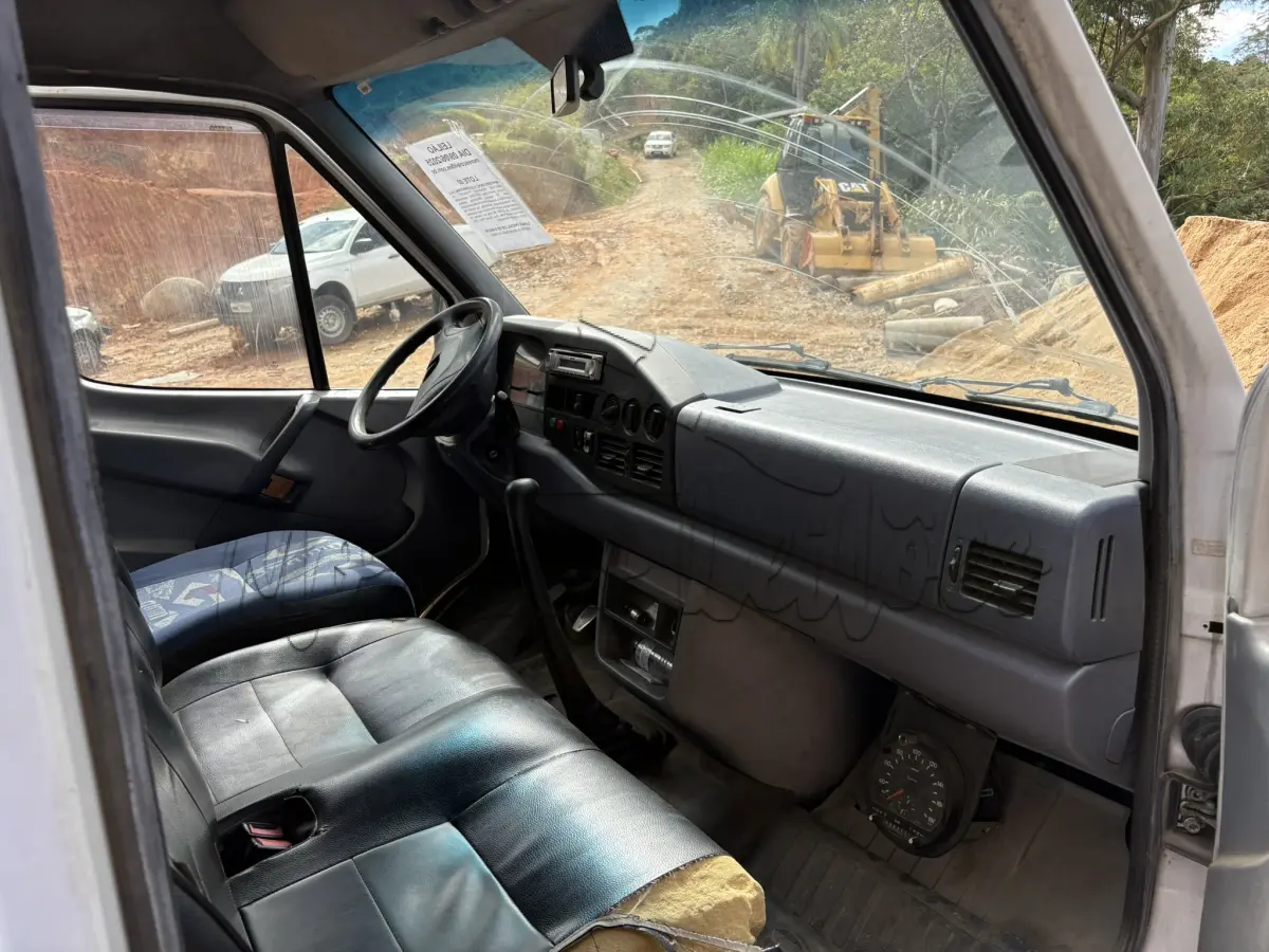 LOTE 002 - Van