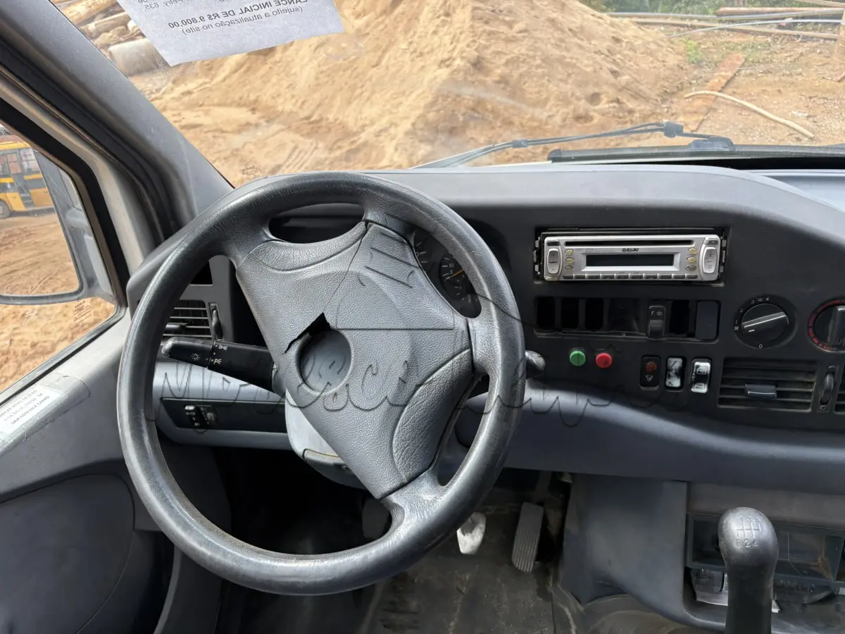 LOTE 002 - Van