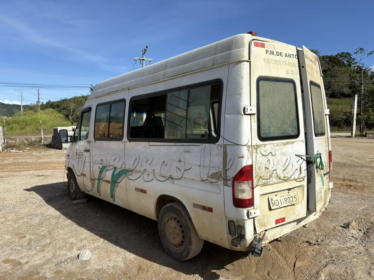 LOTE 004 - Van