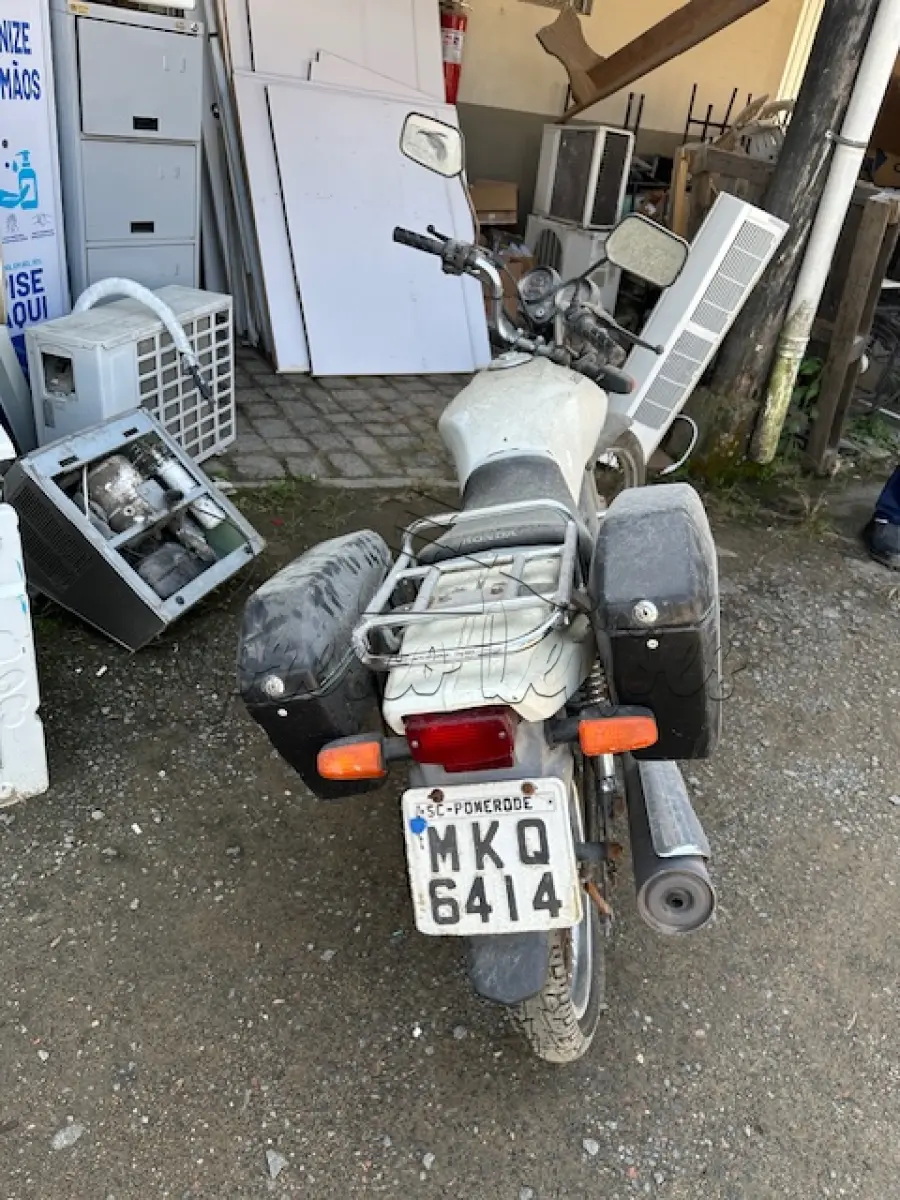 LOTE 005 - Motocicleta