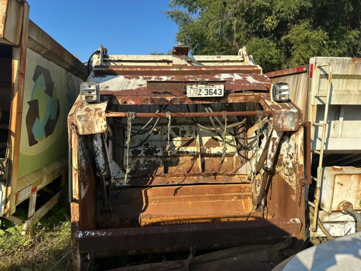 LOTE 026 - Compactador de Lixo