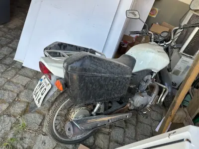 LOTE 005 - Motocicleta
