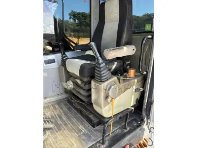 LOTE 007 - Escavadeira
