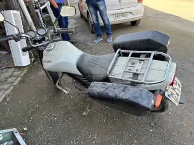 LOTE 005 - Motocicleta