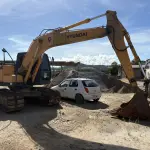 LOTE 007 - Escavadeira